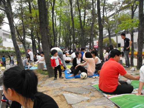 We thought SPO 1 Park would be a great place for a picnic - and a million others in the Busan area had the same idea.