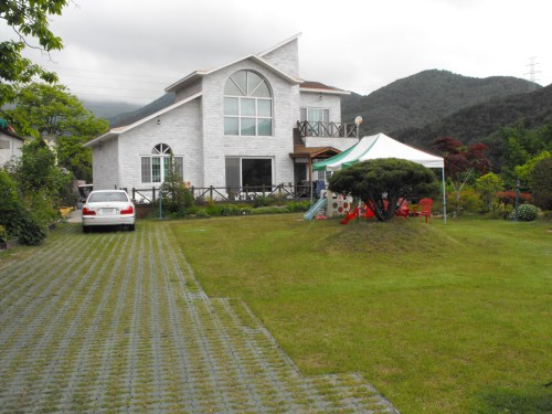 This is the in-laws' house. In a country where most people live in small apartments, we're living large here in Yangsan.